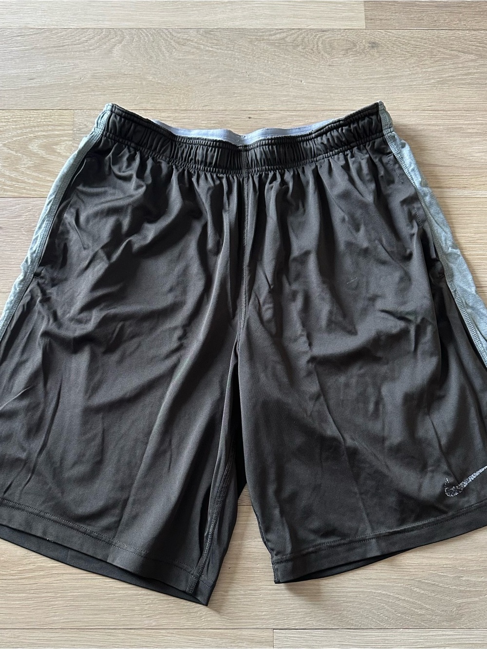 NIKE - MENS ATHLETIC SHORTS - SIZE LARGE
